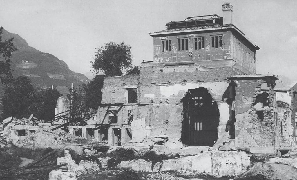 Palchi tra le macerie (1)